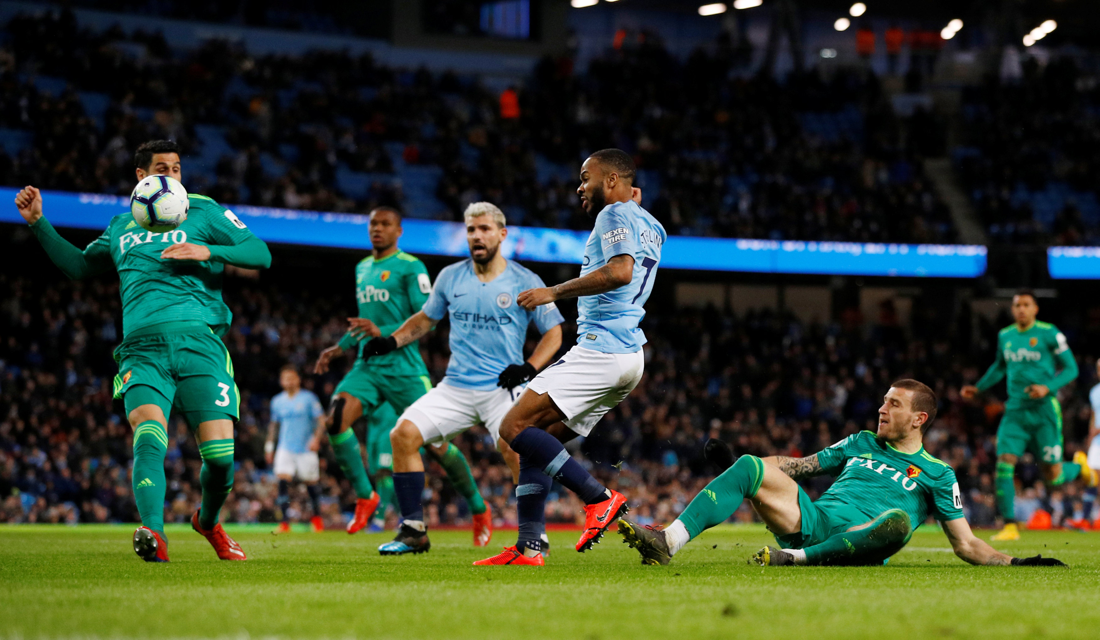 الدوري الانجليزي يبحث مع سترلينج مشكلة الإساءات العنصرية